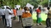 La diaspora ivoirienne manifeste devant l'ambassade de Côte d'Ivoire à Washington, DC, le samedi 29 août 2020, contre le 3e mandat du président Alassane Ouattara. (VOA/Nanythe Talani)