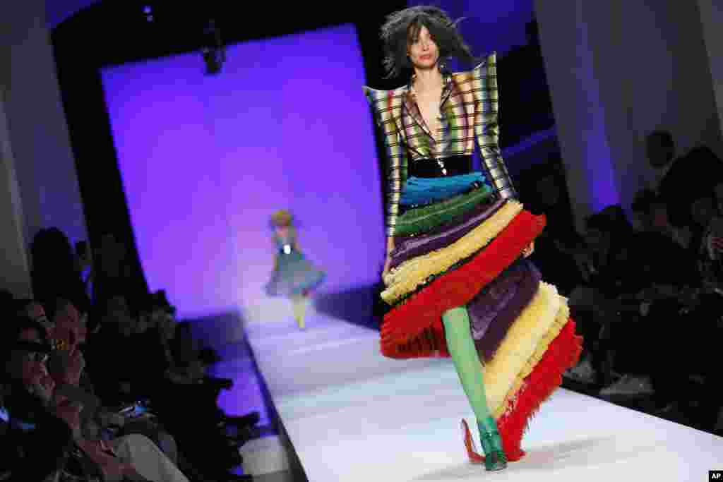 هفته مد بهار و تابستان ۲۰۱۹ پاریس |&nbsp; این لباس هم توسط&nbsp; &laquo;ژان پل گوتیه&raquo; طراح ۶۶ ساله فرانسوی طراحی شده است.