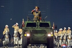 Pak Jong Chon, Kepala Staf Umum Tentara Rakyat Korea, memberi hormat selama parade militer di Pyongyang, 14 Januari 2021. (Kantor Berita Pusat Korea resmi Korea Utara via AFP)