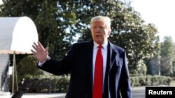 도널드 트럼프 미국 대통령이 23일 백악관 사우스론에서 기자들의 질문에 답하고 있다. 