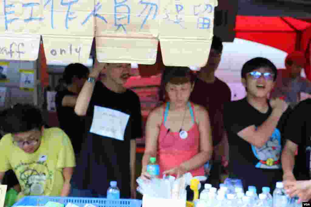台湾民众星期天在台北的教育部门前示威游行，声援反对“黑箱课纲”的学生，要求教育部长下台。(2015年8月2日 杨明拍摄)