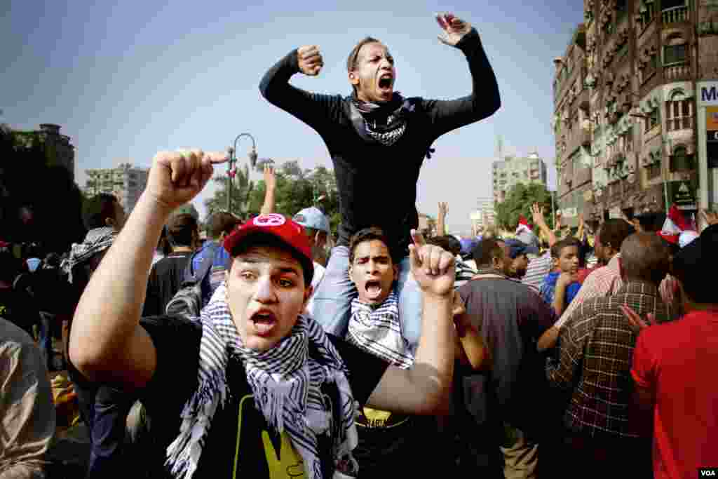 Anti-coup protesters shout slogans in Cairo, Oct. 6, 2013. (H. Elrasam for VOA)