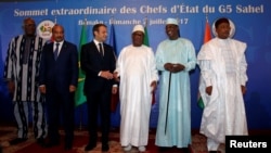 Le président du Burkina Faso, Roch Marc Christian Kabore, le président de la Mauritanie, Mohamed Ould Abdel Aziz, le président de la France, Emmanuel Macron, le président du Mali, Ibrahim Boubacar Keita, le président du Tchad Idriss Deby et le président du Niger Mahamadou Issoufou au sommet G5 Sahel.