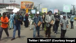 Quelques personnes marchent dans les rues de Buea, chef-lieu de la région anglophone du Sud-Ouest, pour dénoncer la tentative de sécession des deux régions anglophones du Cameroun, le 31 juillet 2018. (Twitter/Mimi237) 