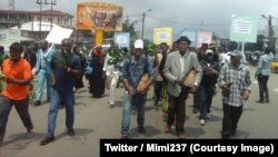 Quelques personnes marchent dans les rues de Buea, chef-lieu de la région anglophone du Sud-Ouest, pour dénoncer la tentative de sécession des deux régions anglophones du Cameroun, le 31 juillet 2018. (Twitter/Mimi237) 