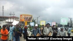 Quelques personnes marchent dans les rues de Buea, chef-lieu de la région anglophone du Sud-Ouest, pour dénoncer la tentative de sécession des deux régions anglophones du Cameroun, le 31 juillet 2018. (Twitter/Mimi237) 