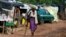Una mujer camina con ayuda de un palo en el campamento de personas internamente desplazadas de Kuchingoro mientras el gobierno sigue tratando de detener los contagios del COVID-19, en Abuja, Nigeria. Junio 20, 2020.