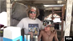 Jett (kanan), salah satu peserta "Burning Man".