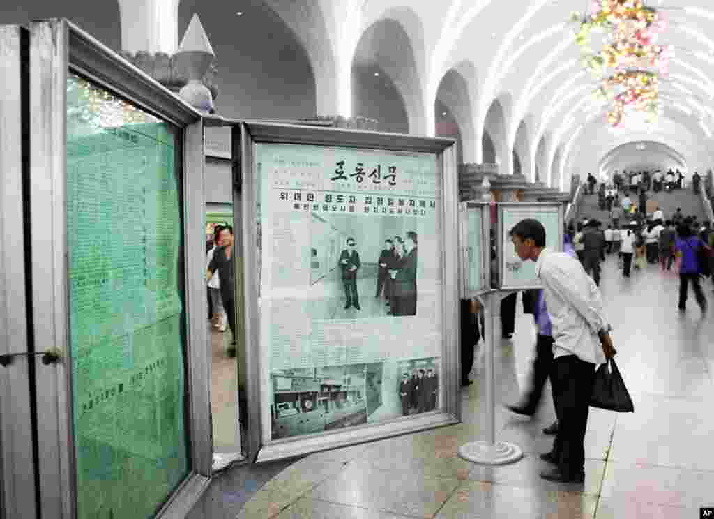 A man reads the Rodong Sinmun, North Korea's official newspaper, from a newspaper stand in a Pyongyang subway station. (Sungwon Baik/VOA)
