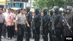 Simulasi anti teror oleh polisi di Solo, Jawa Tengah (17/12). (VOA/Yudha Satriawan)