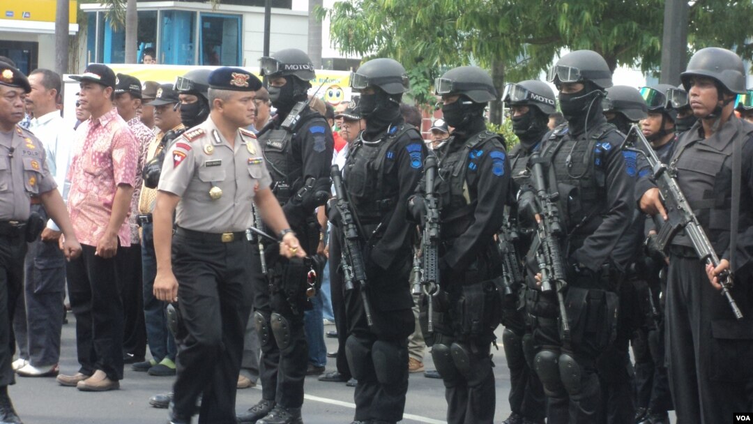Simulasi anti-teror oleh polisi di Solo, Jawa Tengah. (Foto: Dok)