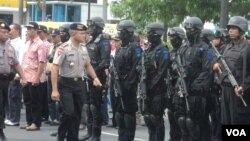 Simulasi anti-teror oleh polisi di Solo, Jawa Tengah. (Foto: Dok)