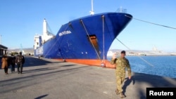 Один из двух грузовых судов, предназначенных для вывоза химоружия из Сирии. Порт Лимассол. 14 декабря 2013 г.
