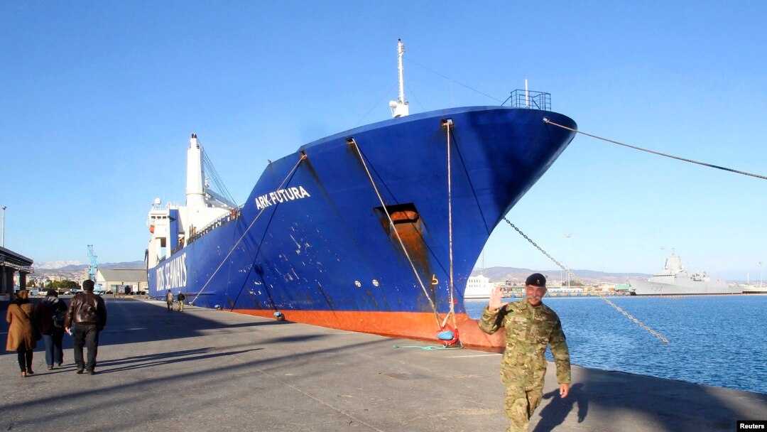 Kapal kargo Denmark berlabuh di pelabuhan Limassol untuk mengangkut senjata kimia Suriah yang akan dimusnahkan (foto: dok). 