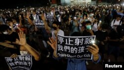 香港民众聚集在荃湾抗议港警开枪打伤一名中学生。（2019年10月2日）