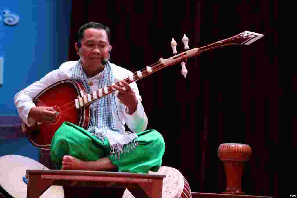 លោកវង្ស ណារឹទ្ធ អ្នកដេញចាប៉ីម្នាក់សម្ដែងសម្ដែងនៅក្នុងមហោស្រពចាប៉ីលើកទីមួយនៅសាលមហោស្រពចតុមុខនៃរាជធានីភ្នំពេញកាលពី ថ្ងៃអាទិត្យទី០៣មេសានេះ។ (ឡេង ឡែន/VOA)