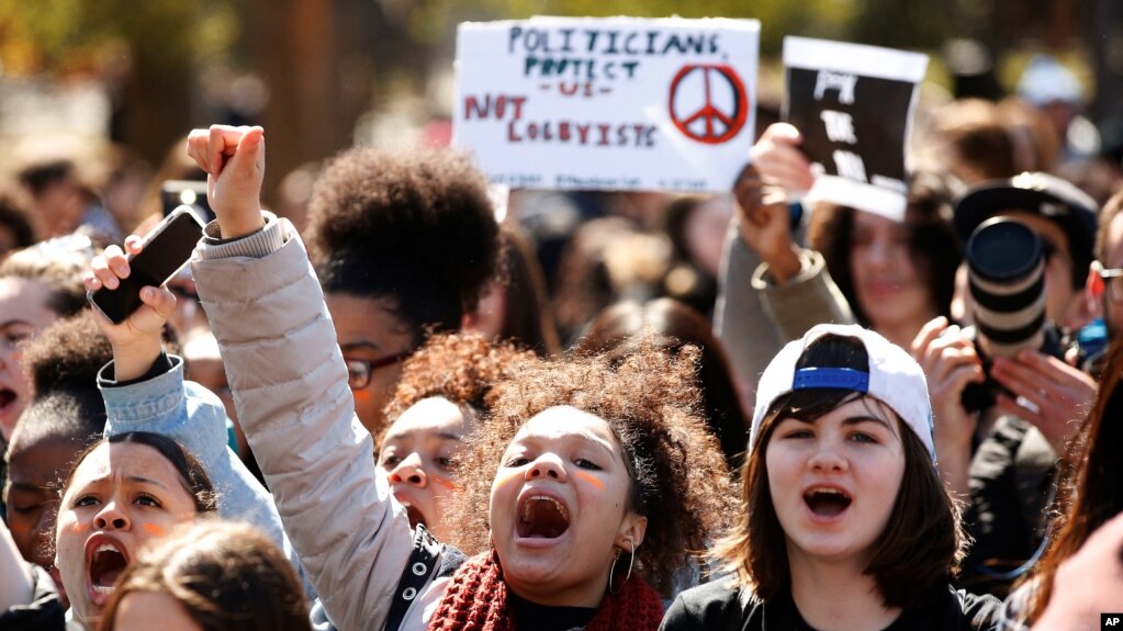 Durante la marcha nacional contra el porte de armas, estos jÃ³venes se reunieron en el Washington Square Park en Manhattan, Nueva York, Nueva York, EE.UU., 20 de abril de 2018. 