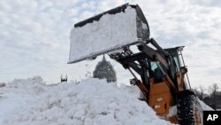 Se han utilizado palas mecánicas para recoger la nieve en la capital de Estados Unidos. Al fondo, el Capitolio de Washington.