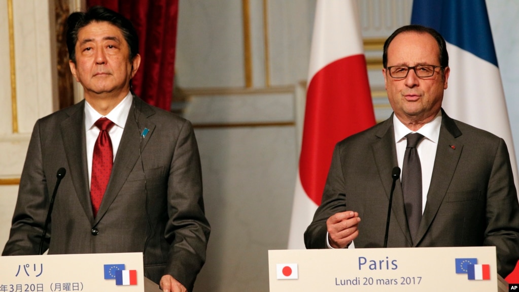 Thủ tướng Nhật Shinzo Abe (trái) và Tổng thống Pháp Francois Hollande họp báo sau cuộc tọa đàm ở điện Elysee, Paris, Pháp, ngày 20/3/2017.