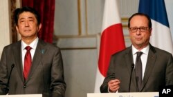 Thủ tướng Nhật Bản Shinzo Abe và Tổng thống Pháp Francois Hollande tại cuộc họp báo ở Điện Elysé, Paris ngày 20/3/2017.