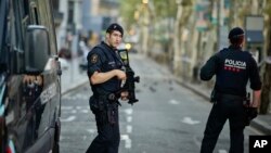 Des policiers espagnoles patrouillent dans les rues de Barcelone, le 18 août 2017.