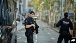 스페인 바르셀로나에서 차량 돌진 테러가 발생한 다음날인 지난 18일 무장 경찰이 한적한 거리를 순찰하고 있다.