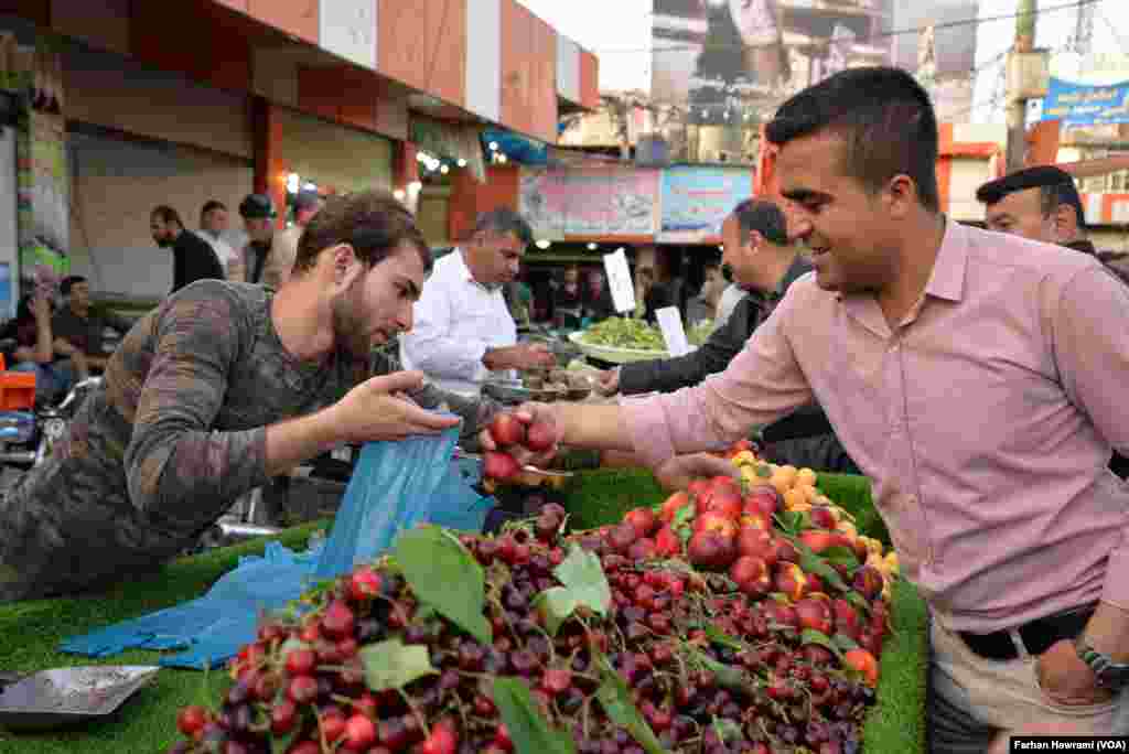 میوەی جۆراو جۆر بەشێكی هی هەڵەبجەیە و بەشیكی دیكەی لە دەرەوە دەهێنریت خەڵک لە دەستگێرەكانی دەكرێت