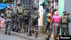 Des membres de l'armée mozambicaine en patrouille dans les rues de la capitale Maputo, le 8 novembre 2024. Reuters / Siphiwe Sibeko