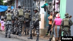 Tentara Mozambik dikerahkan untuk berpatroli di jalan-jalan ibu kota Maputo, saat pecah kerusuhan terhadap hasil pemilu. 