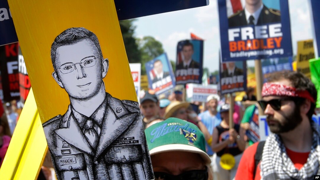 Para demonstran melakukan unjuk rasa di luar pangkalan militer Amerika di Fort Meade, negara bagian Maryland untuk mendukung Bradley Manning, hari Sabtu (1/6). 