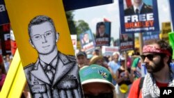 Para demonstran melakukan unjuk rasa di luar pangkalan militer Amerika di Fort Meade, negara bagian Maryland untuk mendukung Bradley Manning, hari Sabtu (1/6). 