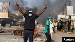 Un manifestant sénégalais lors d'affrontements avec la police anti-émeute alors qu'ils protestent contre le report de l'élection présidentielle du 25 février, à Dakar, au Sénégal, le 4 février 2024.