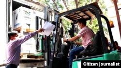 ຢາວັກຊີນກັນໂຄວິດ-19 ຂອງຟາຍເຊີ (Pfizer) ທີ່ທາງການລາວ ໄດ້ຮັບຈາກໂຄງການ COVAX ຂອງອົງການສະຫະປະຊາຊາດ ກຳລັງຖືກເຄື່ອນຍ້າຍໃສ່ລົດບັນທຸກ.