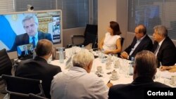 El presidente Alberto Fernández se reúne por teleconferencia con la Asociación Médica y con el Comité Nacional de Emergencia para coordinar estrategia contra el coronavirus. Cortesía.