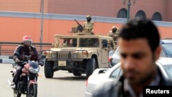 Vojska i vojna vozila zauzimaju položaje tokom obeležavanja 4 godišnjice ustanka u Egiptu 2011. godine, kojim je sa vlasti zbačen predsednik Hosni Mubarak. 25. januar, 2014. 