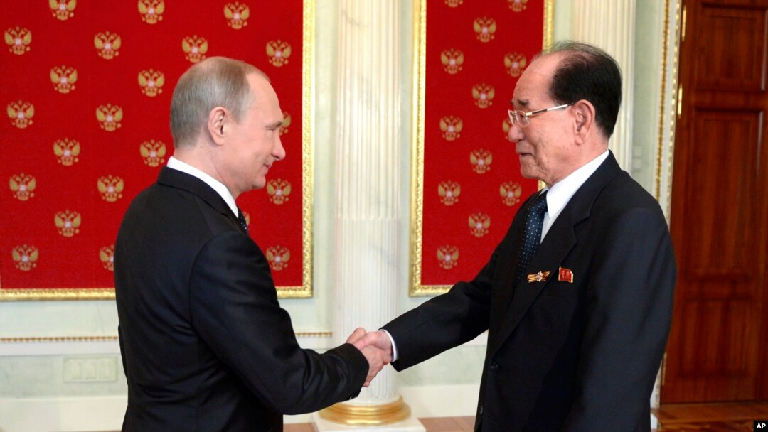 Perezida w'Uburusiya Vladimir Putin, ibubamfu, n'umutegetsi wa Koreya ya ruguru ajejwe gutunganya amanama Kim Yong-nam baramukanya mu nama yabahuje i Moscou, mu Burusiya, itariki 9/05/2015.