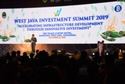 Ridwan Kamil menyalami para investor dalam dan luar negeri dalam West Java Investment Summit di Bandung, Oktober 2019. WIJS membukukan 53 triliun komitmen investasi. (Courtesy: Humas Jabar)