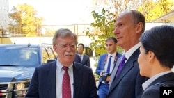 Penasihat Keamanan Nasional AS John Bolton (kiri) dan Ketua Dewan Keamanan Rusia Nikolai Patrushev berbincang sebelum memulai pertemuan resmi di Moskow, Rusia, 22 Oktober 2018.
