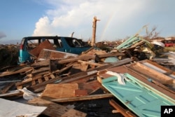 Duga se uzdiše iznad ruševina koje je iza sebe ostavio uragan Dorian, u gradu Mad, Veliki Abako, Bahami, 5. septembra 2019.