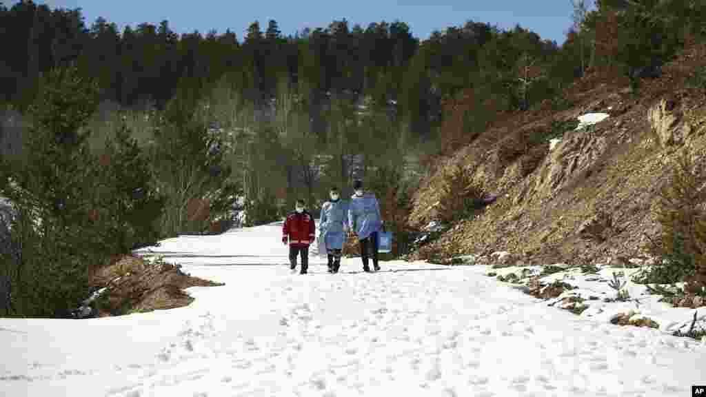 ترکی کی حکومت آئندہ تین ماہ میں ملک کی ساٹھ فی صد آبادی کو ویکسین لگانے کے لیے کوشاں ہے۔