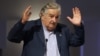 ARCHIVO - El presidente de Uruguay, José Mujica, hace gestos durante su discurso en la Primera Sesión Plenaria de la reunión anual del Banco Interamericano de Desarrollo (BID), que Uruguay acoge del 15 al 19 de marzo, en Montevideo el 19 de marzo de 2012. REUTERS/Andrés Stapff