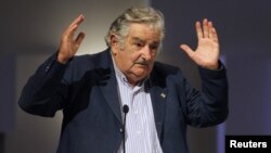 El presidente uruguayo, José "Pepe" Mujica dijo que la sociedad aún no está madura para aceptar esta ley y que buscará llegar a un consenso.