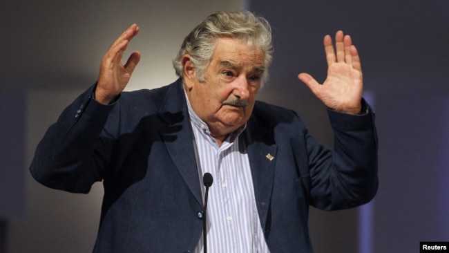 ARCHIVO - El presidente de Uruguay, José Mujica, hace gestos durante su discurso en la Primera Sesión Plenaria de la reunión anual del Banco Interamericano de Desarrollo (BID), que Uruguay acoge del 15 al 19 de marzo, en Montevideo el 19 de marzo de 2012. REUTERS/Andrés Stapff