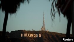 Matahari pagi terbit di papan nama Hollywood di Los Angeles, California, AS, 6 Februari 2020. (Foto: REUTERS/Mike Blake)