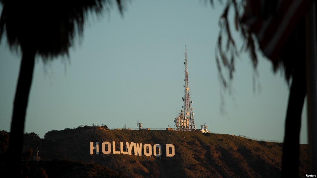 Matahari pagi terbit di papan nama Hollywood di Los Angeles, California, AS, 6 Februari 2020. (Foto: REUTERS/Mike Blake)