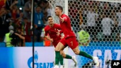 Le Portugais Cristiano Ronaldo jubile après son troisième but sur coup franc lors du match du groupe B entre le Portugal et l'Espagne à la Coupe du monde 2018, au Fisht Stadium à Sotchi, Russie, 15 juin 2018.