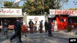 Medicinskog osoblje stoji na ulazu u bolnicu kako bi primili žrtve eksplozija u Kabulu 2. novembra 2021.