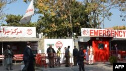 Des membres du personnel médical à l'entrée d'un hôpital alors qu'ils attendent de recevoir les victimes des explosions à Kaboul, le 2 novembre 2021.