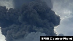 Gunung Sinabung di Karo, Sumut, kembali erupsi Minggu sore (9/6) dengan tinggi kolom abu mencapai tujuh kilometer. Tidak ada korban jiwa, status gunung tetap 'siaga.' (courtesy: BNPB)