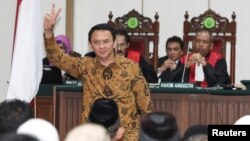 Gubernur Jakarta Basuki "Ahok" Tjahaja Purnama mengangkat tangannya dalam sidang kasus penistaan agama di Jakarta (3/1). (Reuters/Dharma Wijayanto)
